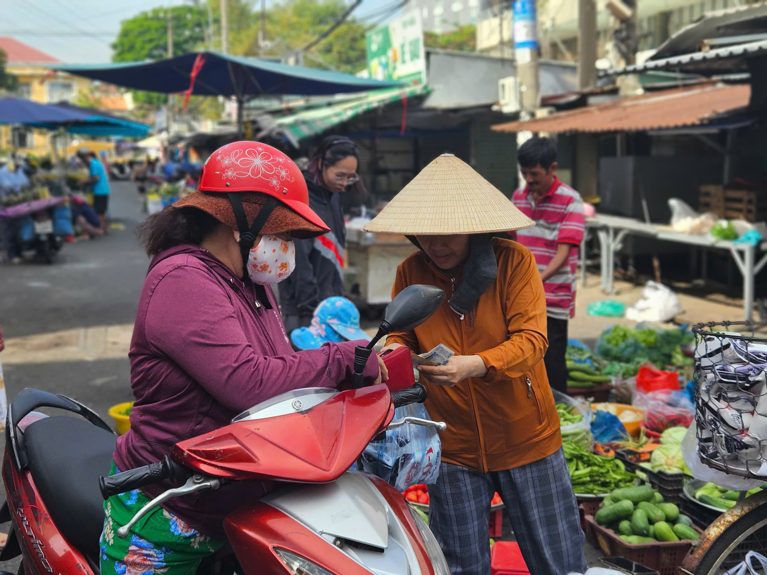 Siêu thị, chợ mùng 2 Tết: Khách 