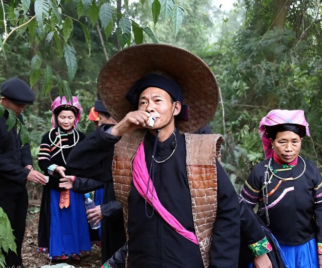 Phong tục hát thi với gà trống thường được tổ chức vào sáng sớm ngày mùng 1 Tết, khi những ánh nắng đầu tiên bắt đầu len lỏi qua núi rừng.