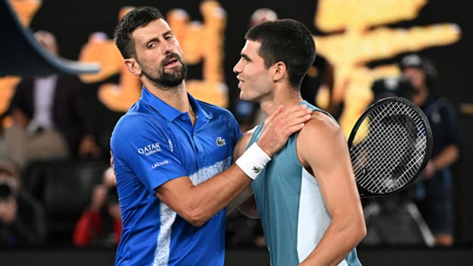 Alcaraz (phải) chúc mừng Djokovic sau trận tứ kết Australia Mở rộng trên sân Rod Laver, Melbourne hôm 21/1. Ảnh: Reuters