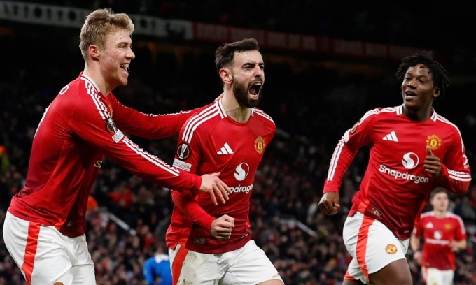 Bruno Fernandes (giữa) mừng bàn ấn định tỷ số 2-1 cho Man Utd trước Rangers trên sân Old Trafford, thành phố Manchester, Anh, tối 23/1/2025. Ảnh: Reuters