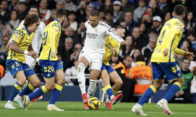 Mbappe cầm bóng giữa vòng vây của các hậu vệ Las Palmas trong trận Real thắng 4-1 ở vòng 20 La Liga ngày 19/1. Ảnh: realmadrid.com