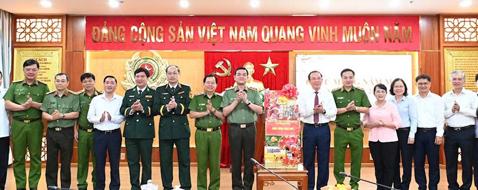 Bí thư Thành ủy TP HCM thăm, động viên các đơn vị trực Tết và trực sẵn sàng chiến đấu- Ảnh 1.