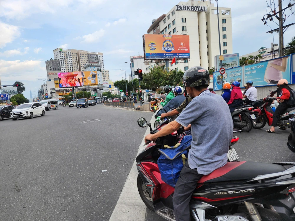 CSGT TP.HCM chỉ cách dừng đèn tín hiệu giao thông đúng cách