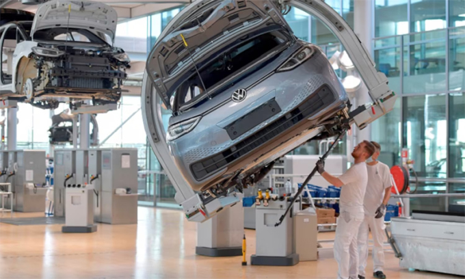 Xe điện ID3 tại nhà máy của Volkswagen ở Dresden. Ảnh: Reuters