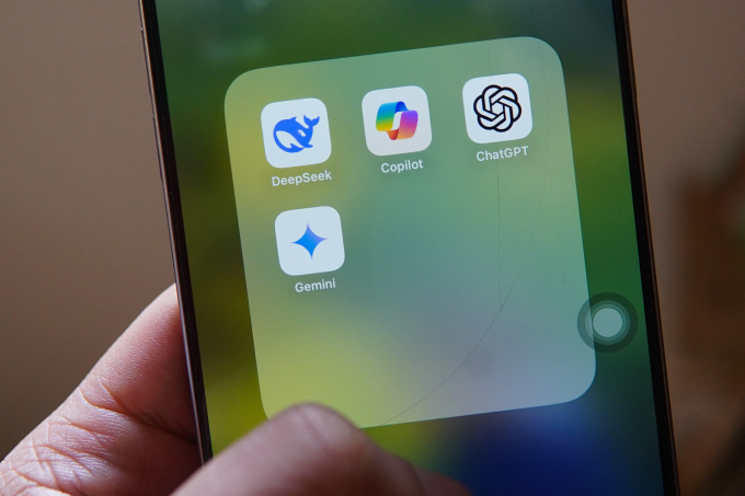 Logo các ứng dụng AI DeepSeek, Copilot, ChaGPT, Gemini trên điện thoại. Ảnh: Lưu Quý