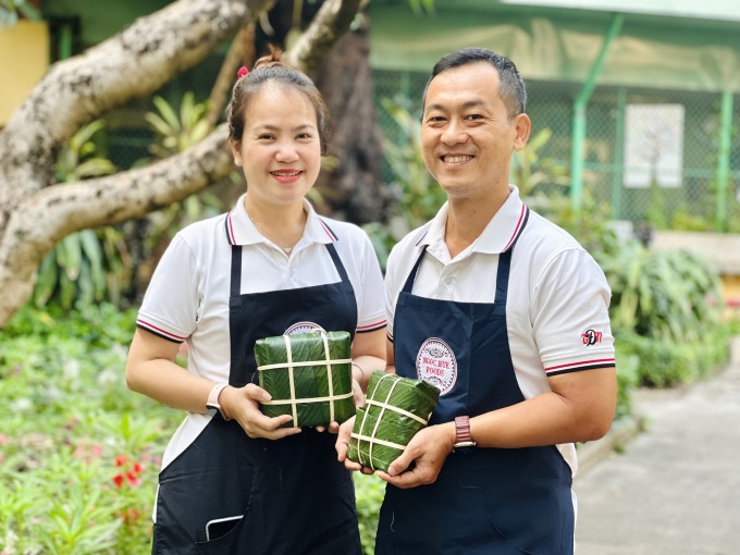 Giáo viên trường THPT chuyên Trần Đại Nghĩa trong ngày hội gói bánh chưng dịp Tết Nguyên đán 2024. Ảnh: Trường THPT chuyên Trần Đại Nghĩa