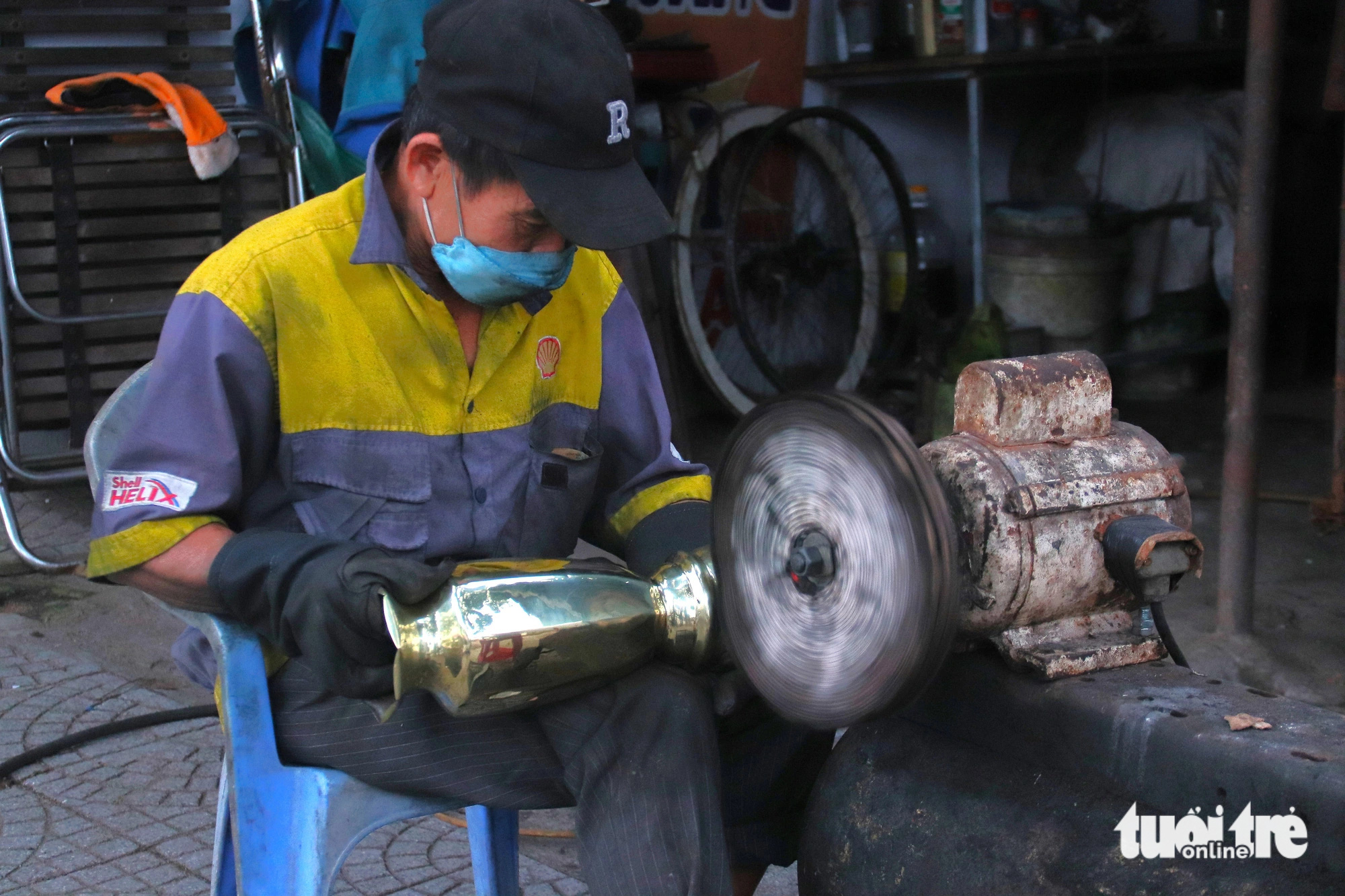 Cận Tết xuống phố đánh bóng lư đồng, ‘hái’ tiền triệu bằng nghề tay trái - Ảnh 1.