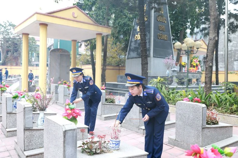 Cán bộ, chiến sĩ Cảnh sát biển Việt Nam dâng hương, tri ân các anh hùng liệt sĩ ảnh 1