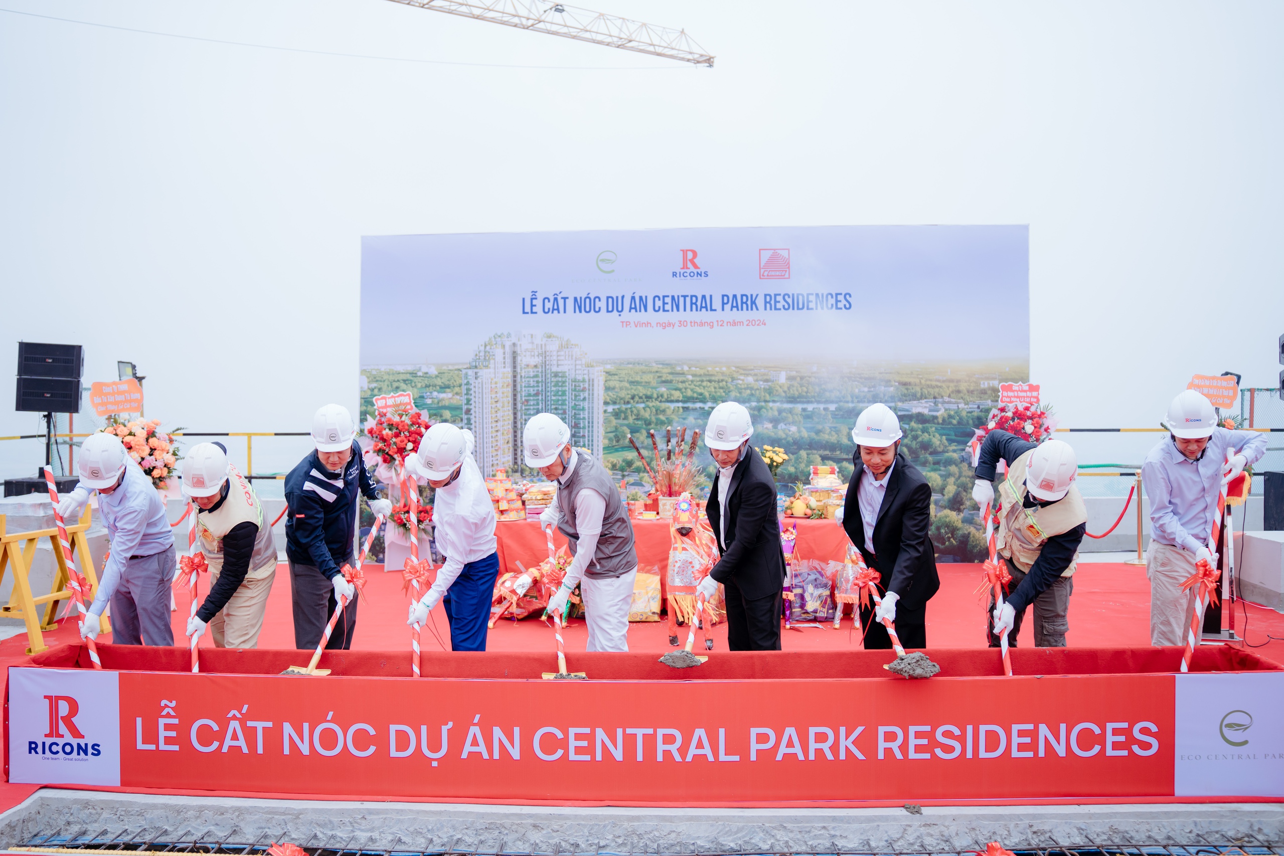 Tòa tháp Central Park Residences cất nóc sau hơn 1 năm xây dựng