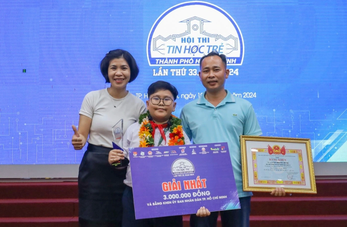 Dũng cùng bố mẹ trong lễ trao giải Hội thi Tin học trẻ TP HCM, năm 2024. Ảnh: Nhân vật cung cấp