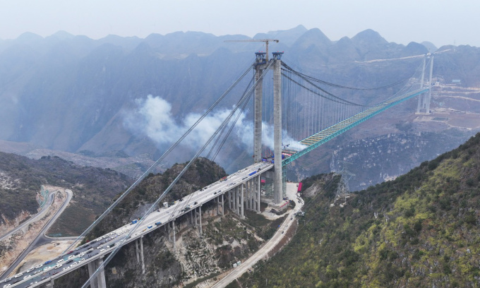 Cầu hẻm núi Huajiang ở tỉnh Quý Châu, tây nam Trung Quốc, ngày 17/1. Ảnh: Liu Yelin/China Daily