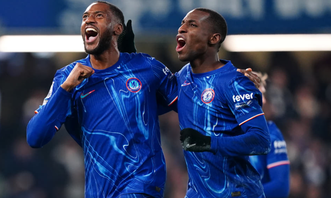 Tosin Adarabioyo (trái) mừng bàn mở tỷ số cùng Nicolas Jackson trong trận Chelsea thắng Wolves 3-1 trên sân Stamford Bridge, London, Anh ngày 20/1. Ảnh: AP