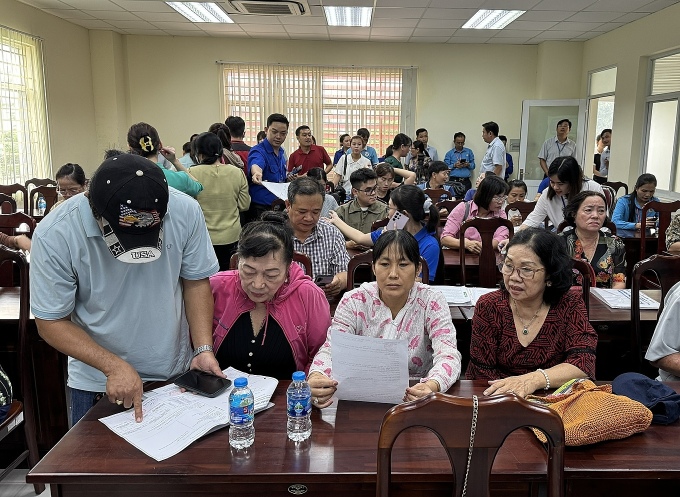 Người dân làm thủ tục nhận tiền đền bù làm hai dự án Vành đai 2 ở TP Thủ Đức, tháng 12/2024. Ảnh: Gia Minh