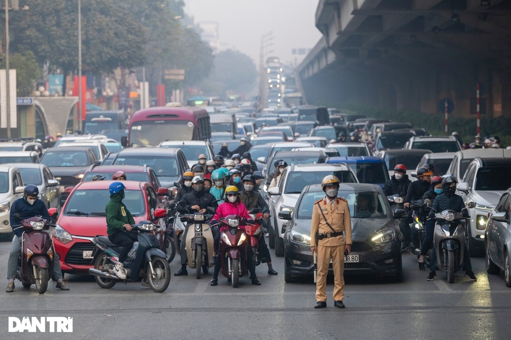 Chưa khi nào người dân tuân thủ giao thông thế này, tắc đường chút có sao? - 1