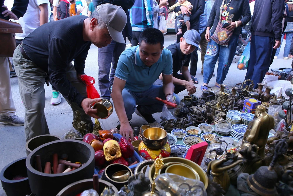 Đầu năm đi chợ nổi tiếng nhất Nam Định, dòng người khắp nơi đổ về, khách mua hàng không được mặc cả vì một lý do - 3