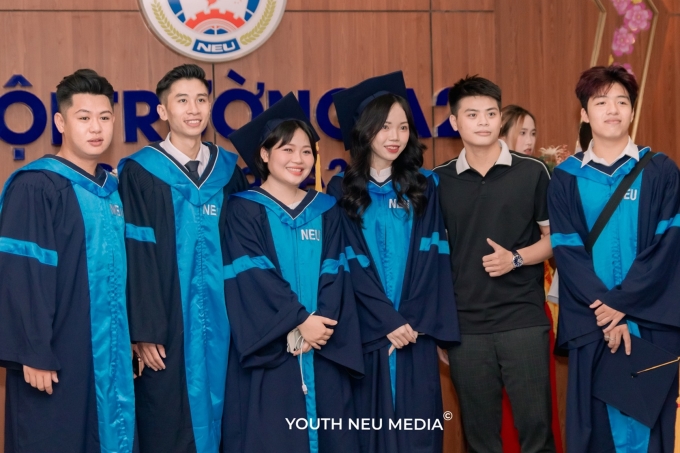 Sinh viên trường Đại học Kinh tế Quốc dân trong lễ tốt nghiệp tháng 8/2023. Ảnh: Youth NEU Media