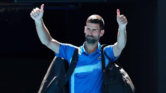 Djokovic chào khán giả, sau trận bán kết Australia Mở rộng 2025 trên sân Rod Laver, Melbourne hôm 24/1. Ảnh: Reuters