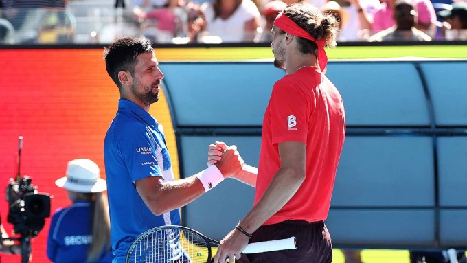 Djokovic bắt tay chúc mừng Zverev, sau set đầu trận bán kết Australia Mở rộng 2025 trên sân Rod Laver, Melbourne hôm 24/1. Ảnh: Reuters