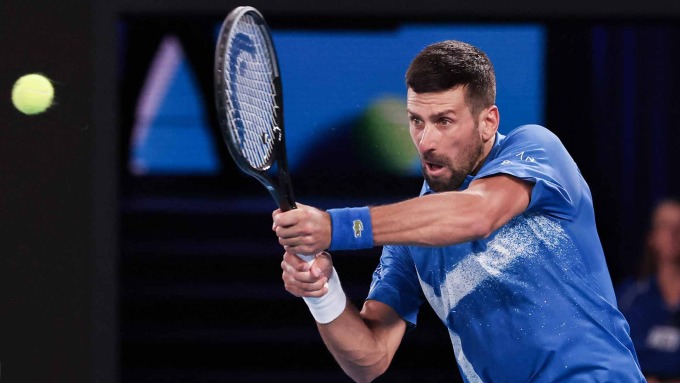 Djokovic đánh trái tay ở trận gặp Lehecka, trên sân Rod Laver, Melbourne hôm 19/1. Ảnh: ATP