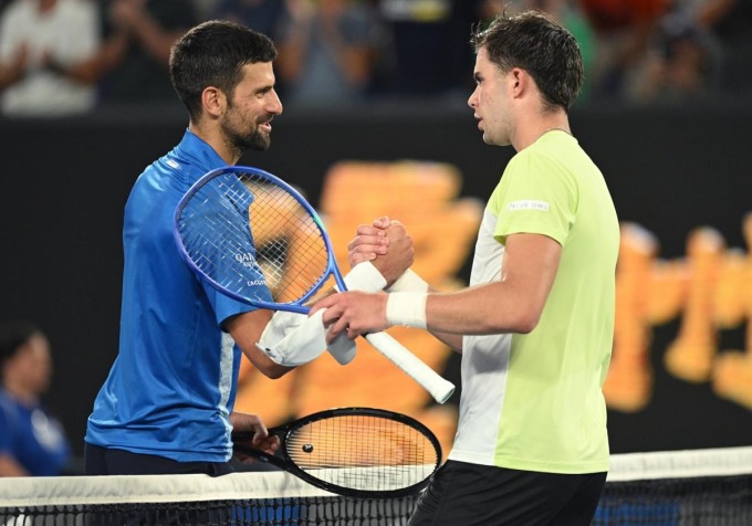 Djokovic (trái) bắt tay Faria sau trận đấu trên sân Rod Laver, Melbourne hôm 15/1. Ảnh: ATP