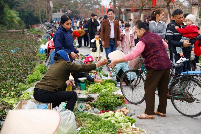 Độc lạ phiên chợ chỉ họp mùng 2 Tết ở Hải Dương: Người bán không được nói thách, người mua không được mặc cả - 2