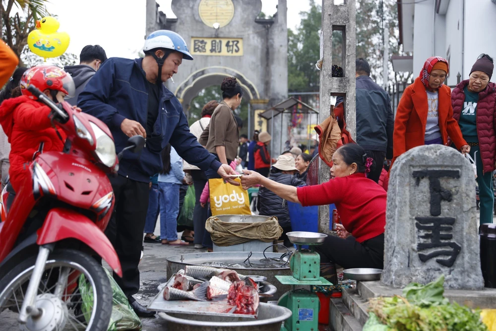 Độc lạ phiên chợ chỉ họp mùng 2 Tết ở Hải Dương: Người bán không được nói thách, người mua không được mặc cả - 1