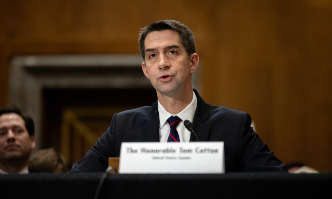 Thượng nghị sĩ Tom Cotton phát biểu tại Thượng viện Mỹ hôm 21/1. Ảnh: AFP