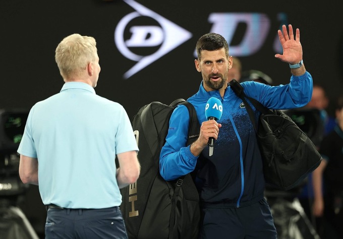 Djokovic cảm ơn khán giả Australia, rồi bỏ đi, sau trận thắng Lehecka trên sân Rod Laver, Melbourne hôm 19/1. Ảnh: Reuters