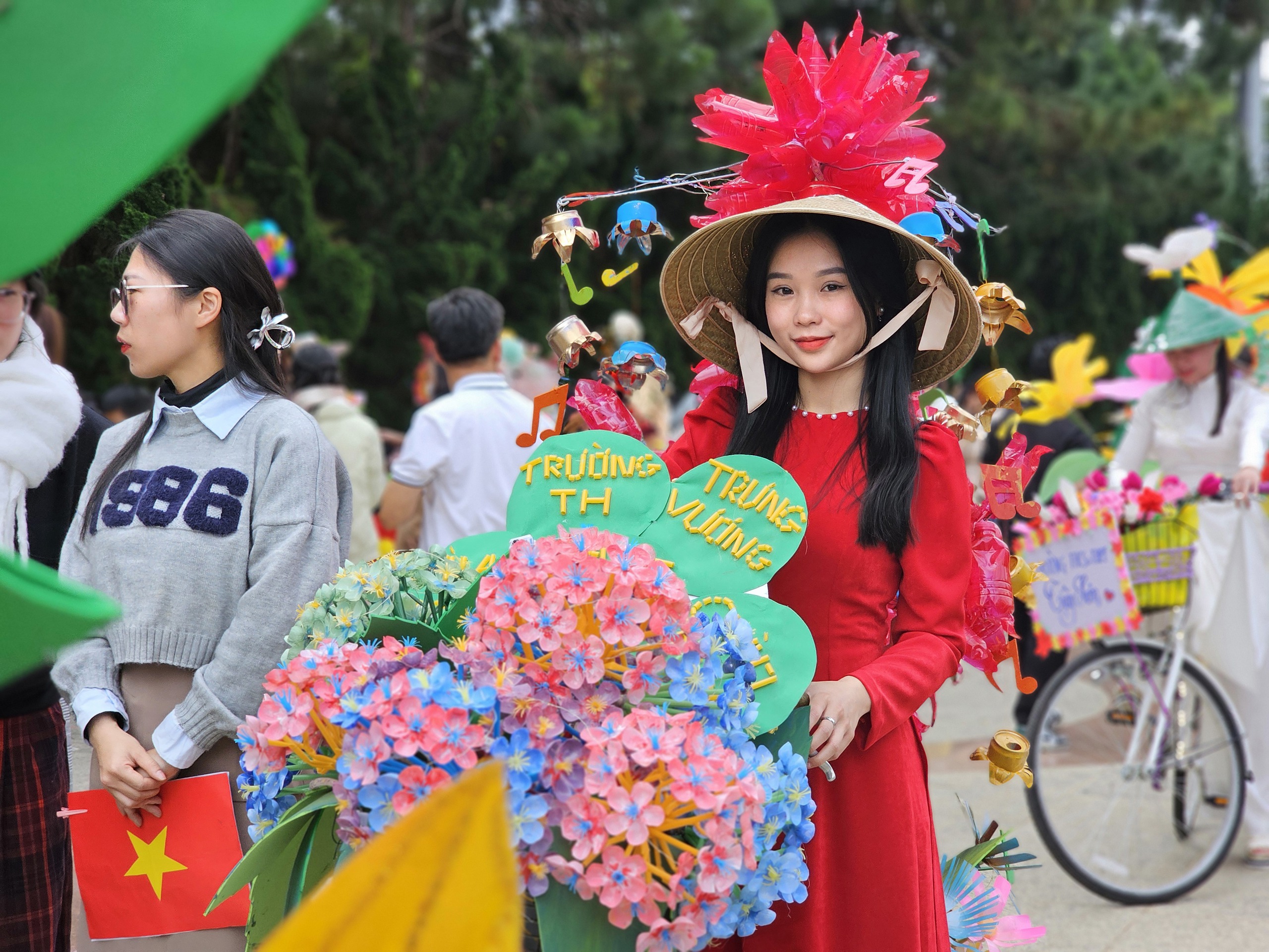 Giáo viên thành phố Festival hoa thi trang trí xe đạp hoa- Ảnh 1.