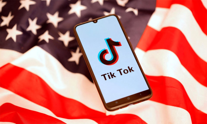 Logo TikTok hiển thị trên smartphone. Ảnh: Reuters