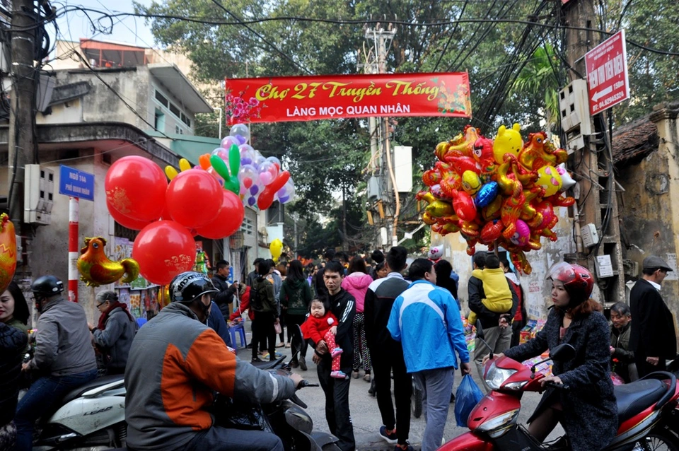 Giữa lòng Hà Nội có phiên chợ hơn trăm tuổi, chỉ họp duy nhất sáng 27 Tết, là chợ làng hiếm hoi còn sót lại - 1