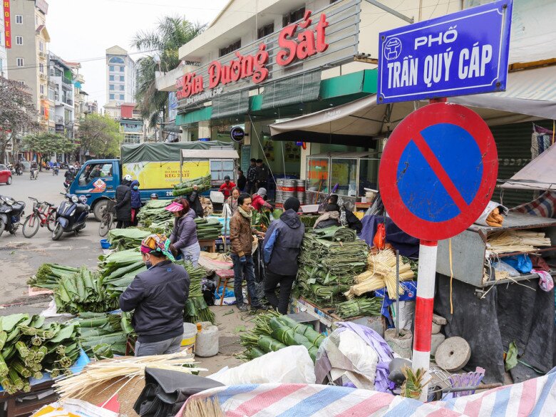 Giữa lòng Thủ đô có khu chợ lâu năm cực sầm uất dịp Tết, chỉ bán duy nhất một món hàng khách vẫn nườm nượp - 1