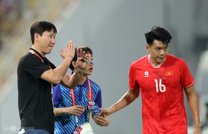 HLV Kim Sang-sik (trái) chỉ đạo trong trận Việt Nam thắng Thái Lan 3-2 ở lượt về chung kết ASEAN Cup 2024, tại sân Rajamangala ngày 5/1. Ảnh: Đức Đồng