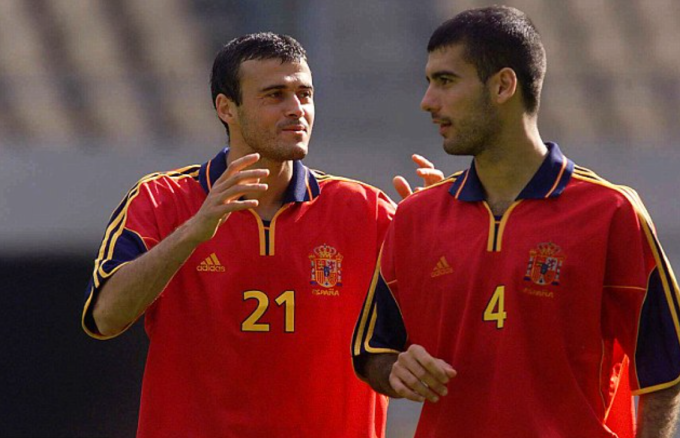 Luis Enrique (trái) và Pep Guardiola trong đợt tập trung của tuyển Tây Ban Nha năm 2001. Ảnh: DPA