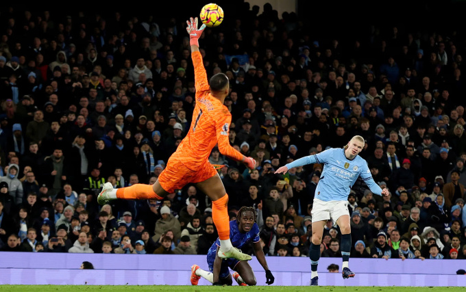 Haaland ghi bàn nâng tỷ số lên 2-1 cho Man City trước Chelsea trên sân Etihad tối 25/1/2025. Ảnh: Reuters