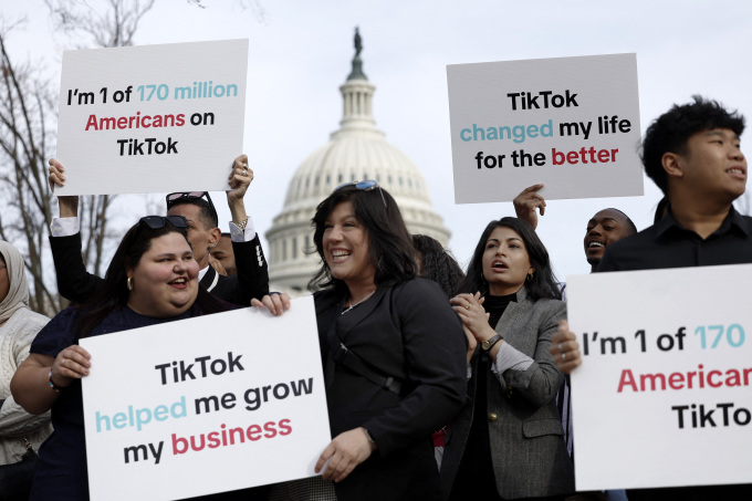 Người ủng hộ TikTok tập trung bên ngoài Đồi Capitol, Washington tháng 3/2024. Ảnh: AFP