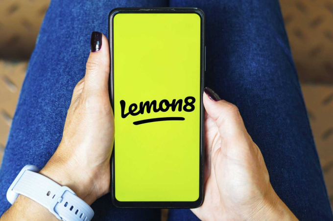 Logo ứng dụng Lemon8 trên một chiếc smartphone. Ảnh: Pubity