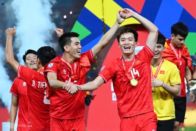 Nguyễn Hoàng Đức (phải) và Nguyễn Tiến Linh (trái) nhảy mừng vô địch ASEAN Cup 2024, sau khi thắng Thái Lan 3-2 ở lượt về chung kết tại sân Rajamangala hôm 5/1. Ảnh: Giang Huy