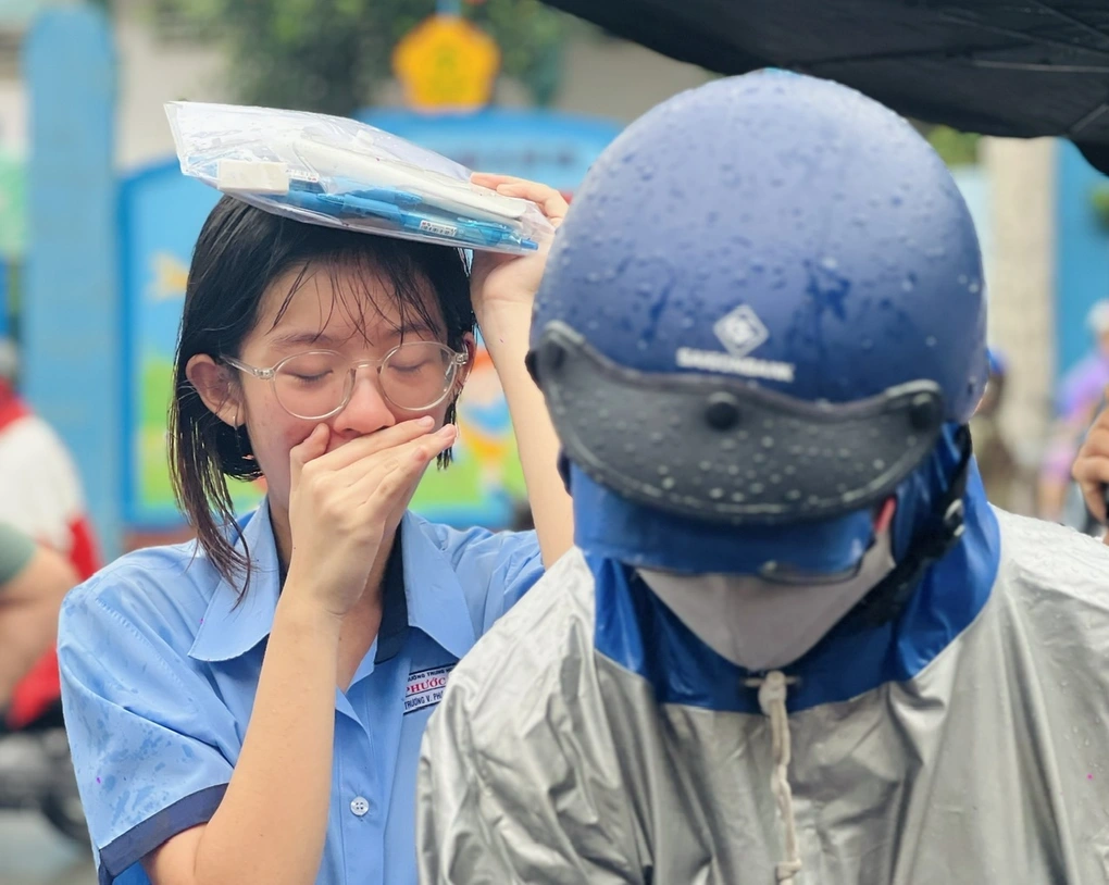 Học sinh thi lớp 10 òa khóc giữa cổng trường và những đề thi gây tranh cãi - 1