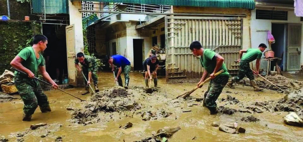 Lực lượng cứu hộ trợ giúp bà con làng Nủ sau cơn bão Yagi tháng 10-2024. Ảnh: VÕ TÙNG