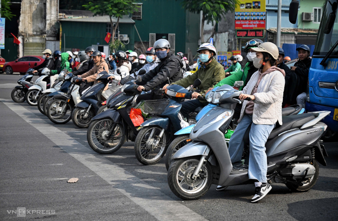 Người dân dừng chờ đèn đỏ ở Hà Nội, ngày 2/1. Ảnh: Giang Huy