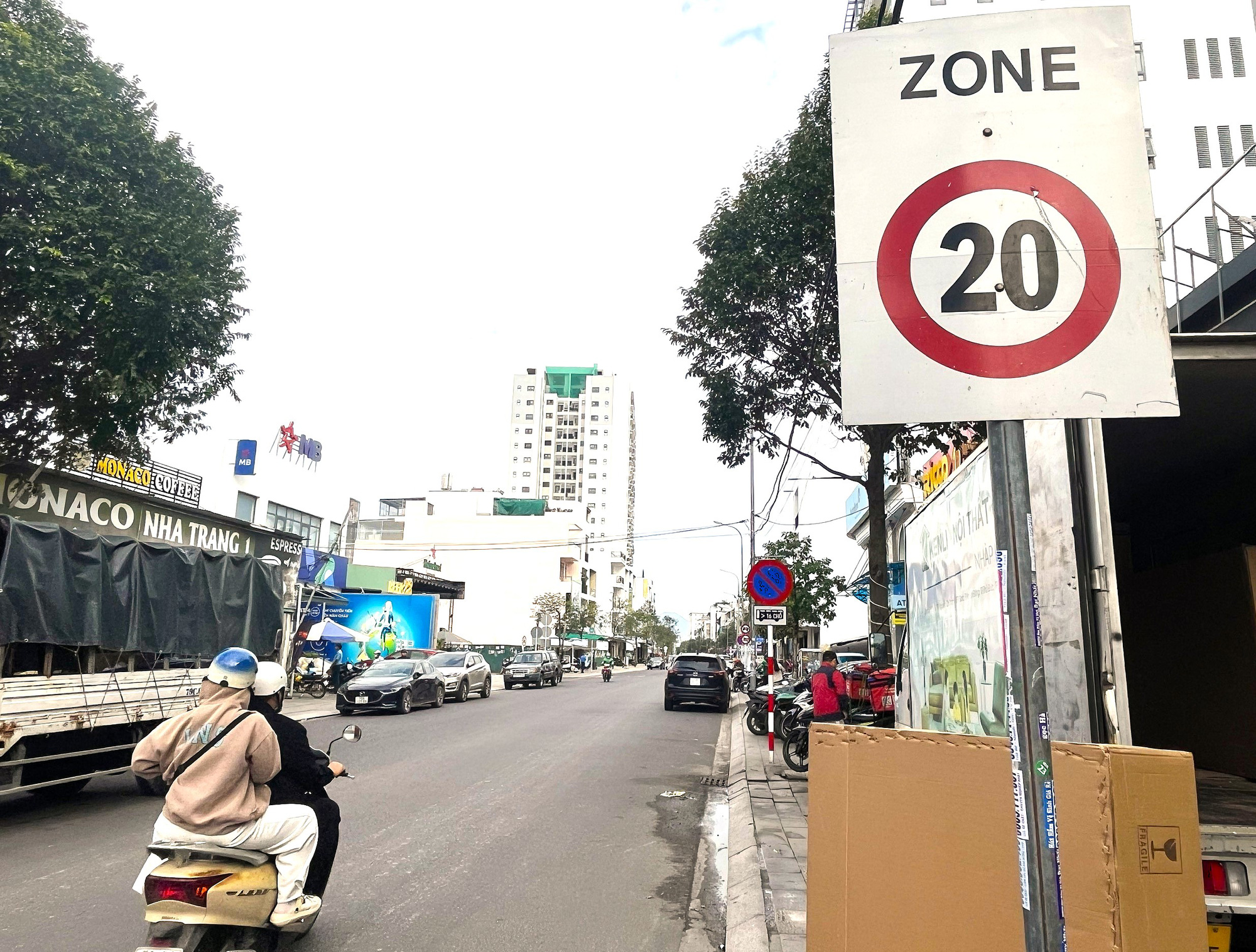 Lạ lùng 2 biển báo tốc độ tối đa 20km/h trên đường đô thị ở Nha Trang, không biết ai cắm - Ảnh 1.