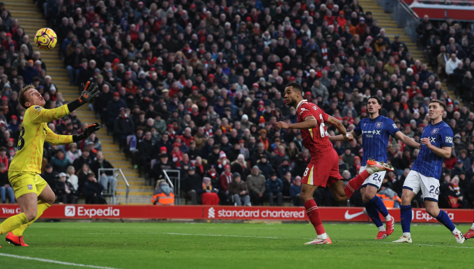 Gakpo đánh đầu, nâng tỷ số lên 4-0 cho Liverpool. Ảnh: Reuters