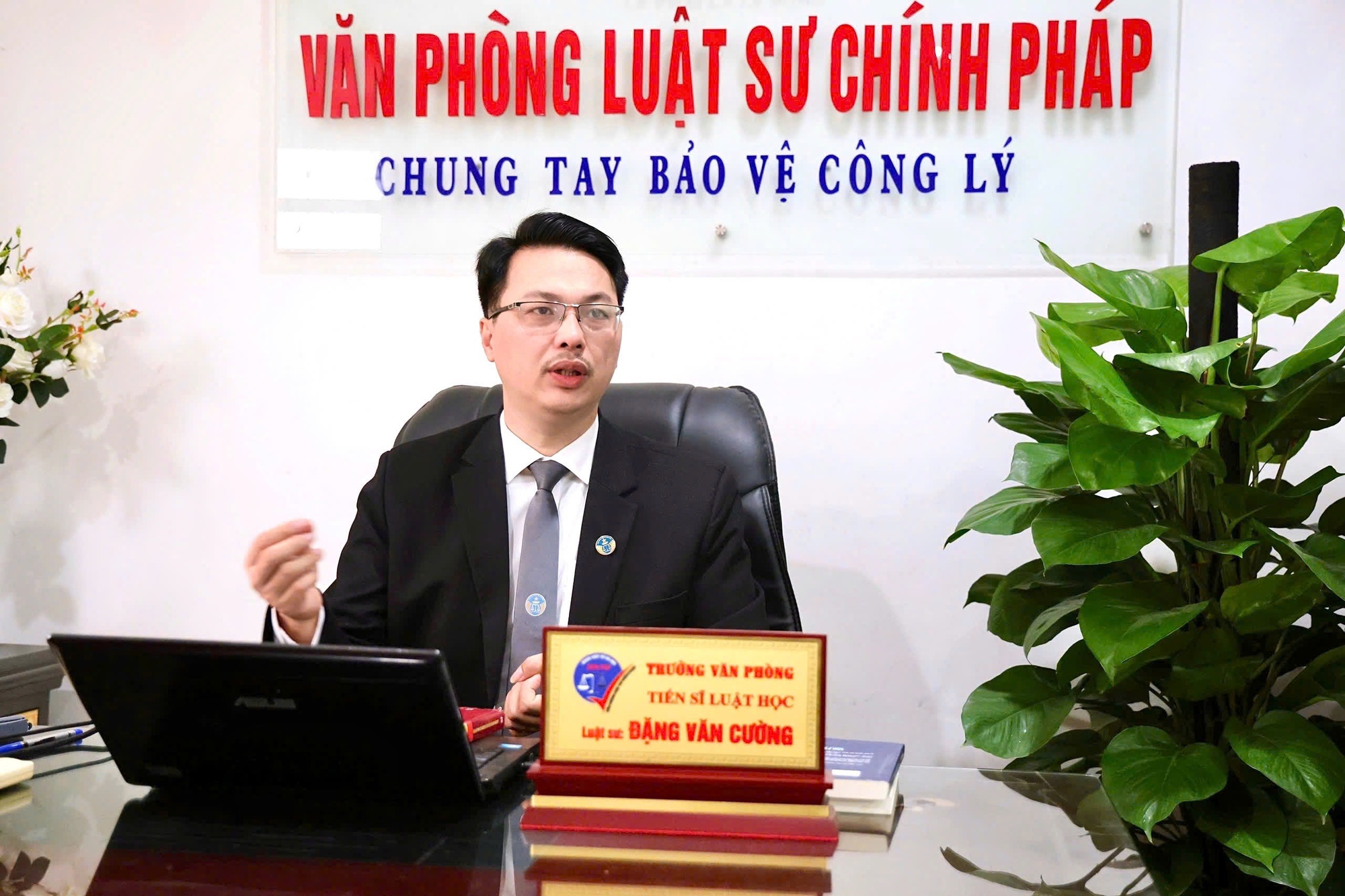 Luật sư phân tích góc độ pháp lý vụ người đàn ông rút kiếm dọa nữ công nhân môi trường- Ảnh 1.