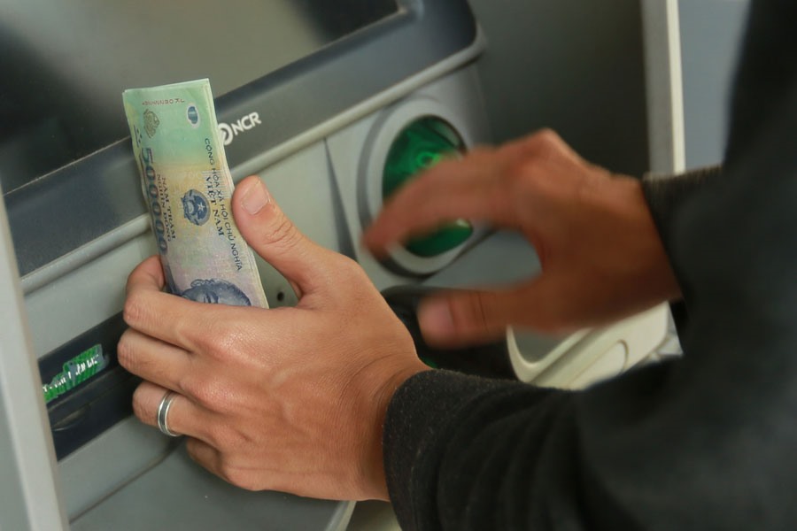 Rút tiền tiêu tết ở máy ATM: Lưu ý kỹ 7 điều này- Ảnh 1.