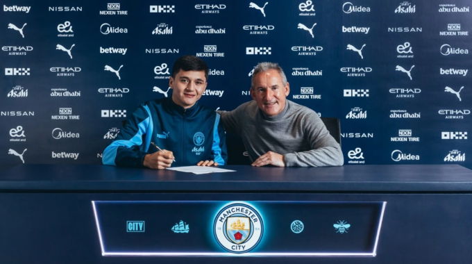 Abdukodir Khusanov chụp ảnh cùng giám đốc bóng đá Txiki Begiristain khi ký hợp đồng ngày 20/1. Ảnh: Man City