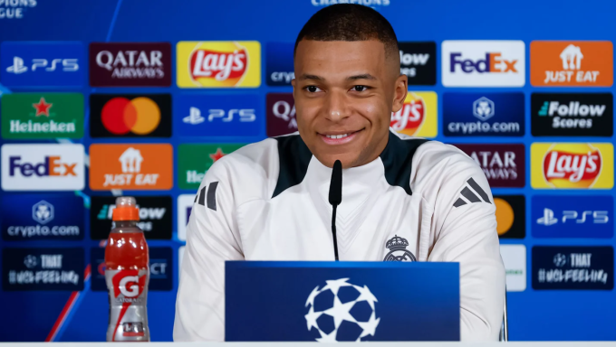 Kylian Mbappe tươi cười trong buổi họp báo hôm 21/1. Ảnh: Real Madrid FC