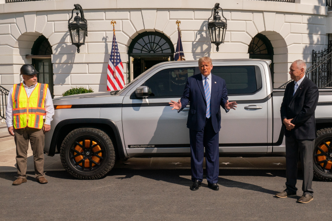 Ông Trump cạnh xe bán tải điện của Lordstown Motors trong sự kiện năm 2020. Ảnh: Reuters