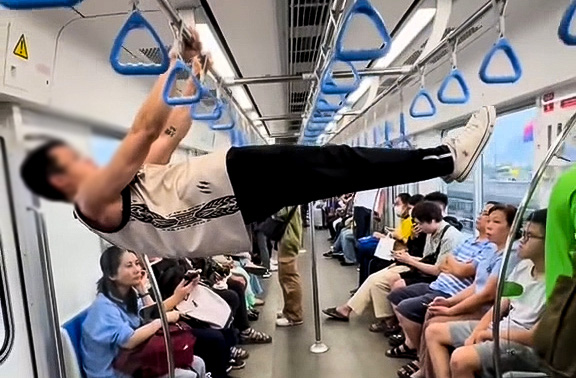 Hít xà đơn trên metro số 1: Hành động gây phản ứng trên mạng xã hội - Ảnh 1.