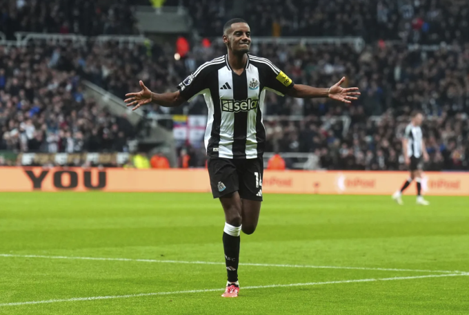 Alexander Isak mừng bàn mở tỷ số trong trận Newcastle thắng Wolves 3-0 trên sân St. James’ Park, Newcastle, Anh ngày 15/1. Ảnh: AP